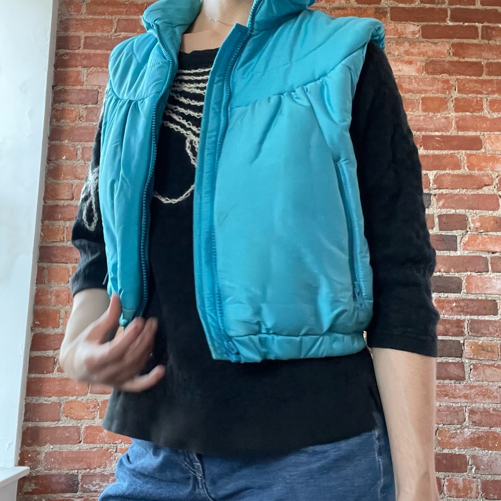 Neon blue cropped Fera puffer vest
